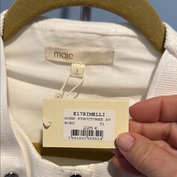 Elegant White Sleeveless Dress - Picture 3 of 5